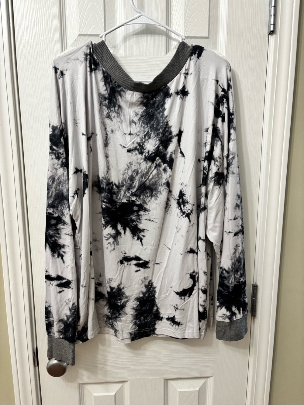 SHEIN Curve Tie Dye V-Neck Long Sleeve Pullover Top Black White Plus Size 3XL - Picture 6 of 6